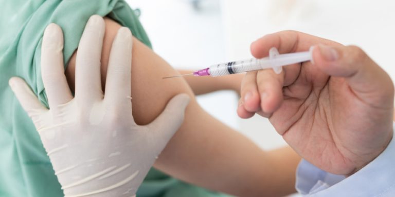 Vacuna de la gripe: ¿cuándo empieza, quién se puede vacunar y qué reacciones da?