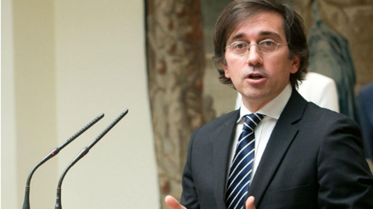 Albares viaja a Pakistán para abrir nuevas vías de evacuación para los colaboradores afganos