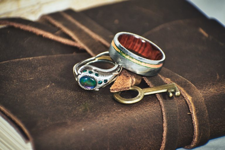 Por qué nunca deberías dormirte con los anillos puestos