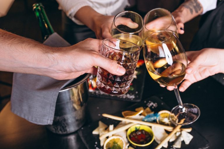 Cómo beber mucho alcohol sin llegar a emborracharte