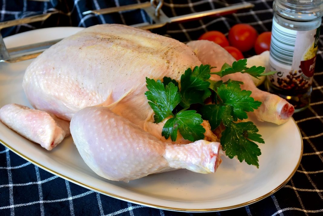Pollo al horno: el secreto de los chefs más famosos para que salga jugoso