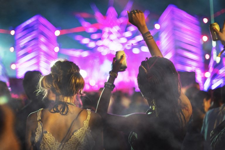 Qué pasa si la policía te ‘caza’ sin mascarilla en una discoteca