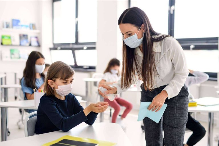 la nueva normalidad del COVID-19 y el control en los lugares de trabajo y escuelas