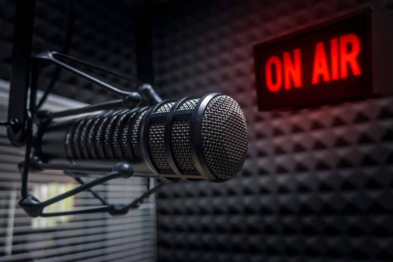 ¿Cuál es el banco de voces pionero en España en la producción de contenido de locución online?: Voces Premium