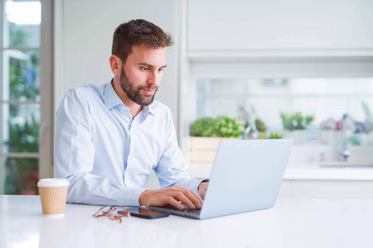 Preparar examen de inglés con el apoyo del canal de YouTube de Alex Bell Cambridge Linguaskill