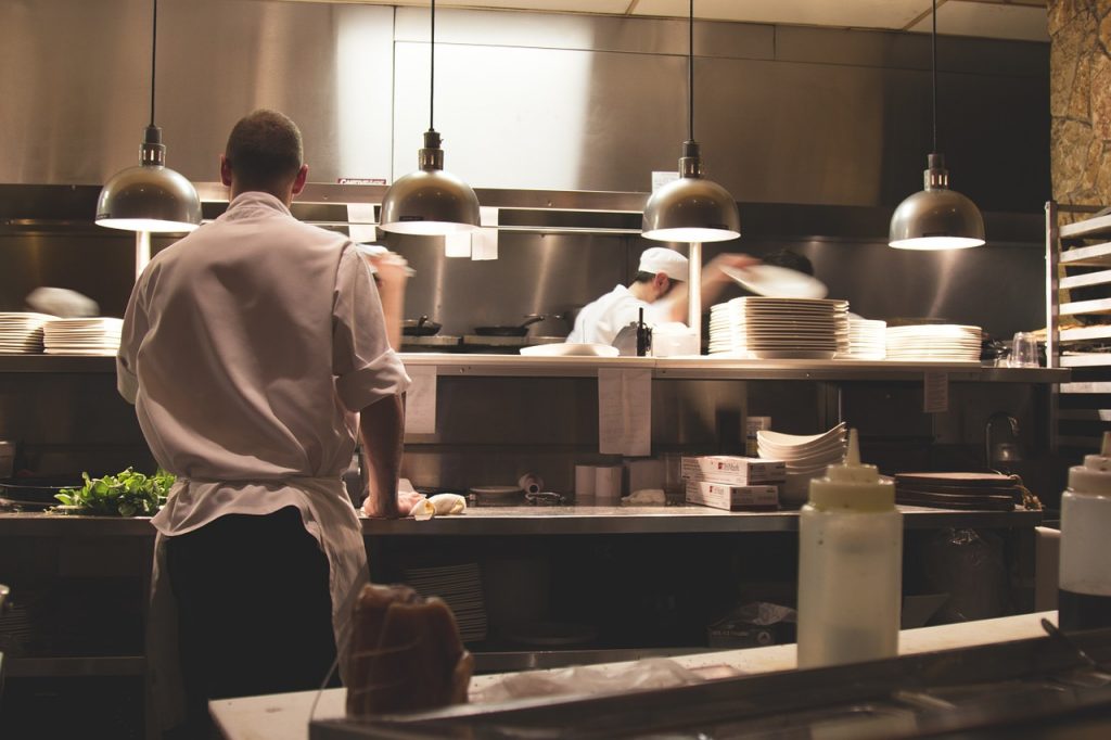 No Metas Cubiertos Y Platos Con Restos De Comidas