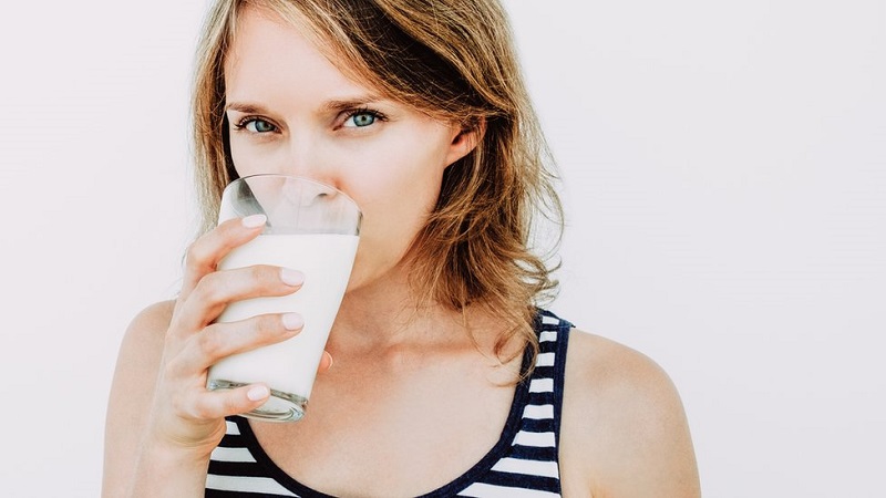Qué le pasa a tu cuerpo si tomas un vaso de leche todos los días