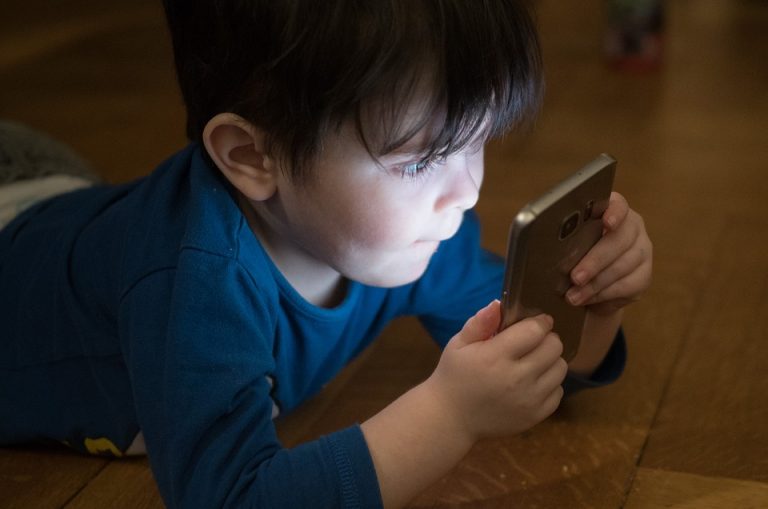 Cómo controlar el móvil de tu hijo