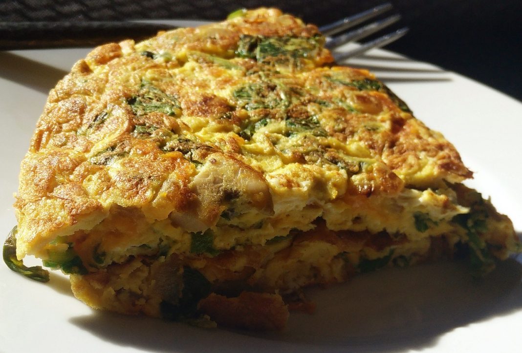 Tortilla de patatas y pimientos: el manjar para olvidar la receta tradicional