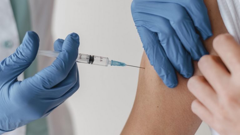 Pfizer: estos son los efectos secundarios de la tercera vacuna