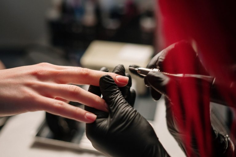 Cómo quitar uñas acrílicas en casa de forma fácil y rápida