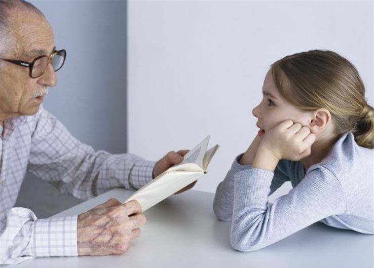 Programas intergeneracionales para ancianos y niños: el andador de las dos caras
