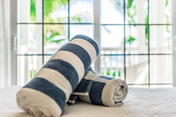 Doblar las toallas en rulo, estilo sobre y otros para aprovechar los espacios