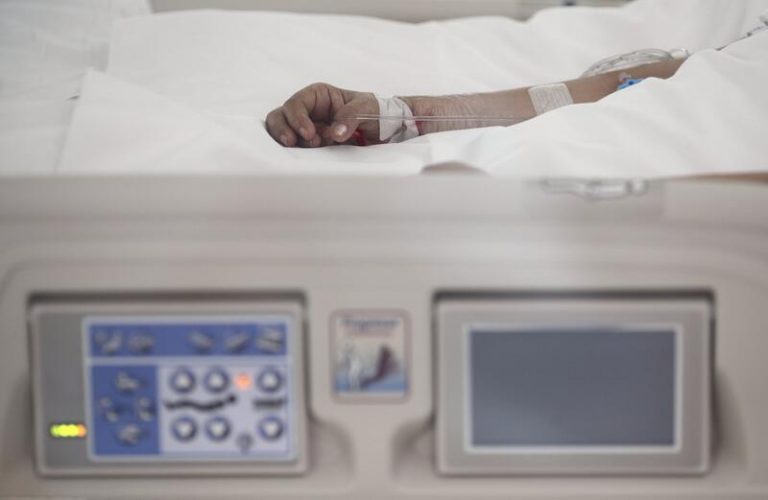 El antiviral molnupiravir reduce a la mitad el riesgo de hospitalización o muerte por COVID-19