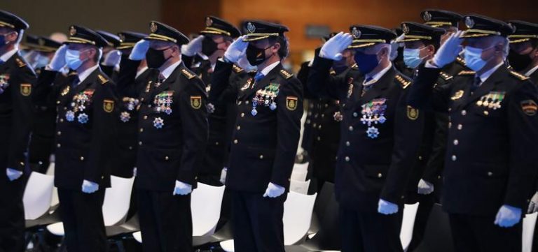 La Policía Nacional de Madrid entrega 342 condecoraciones en el Día de su Patrón a agentes destacados