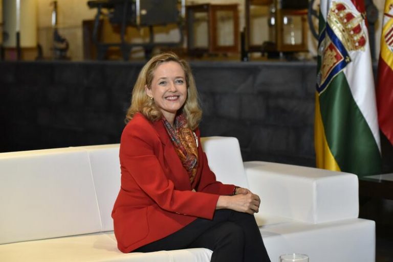 Calviño dice que el PERTE de la lengua española buscará que la «inteligencia artificial piense en español»