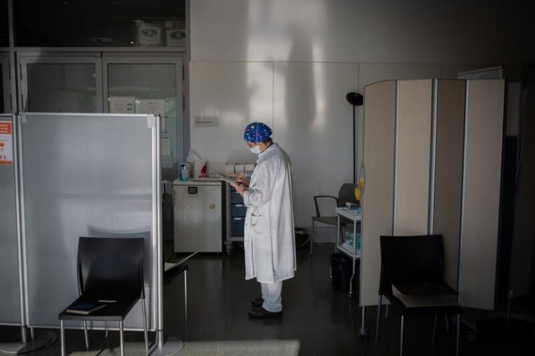 Cataluña registra 681 casos y cinco muertes en las últimas 24 horas