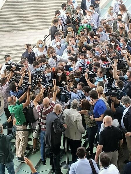 Ayuso acapara el protagonismo a su llegada a la Convención del PP