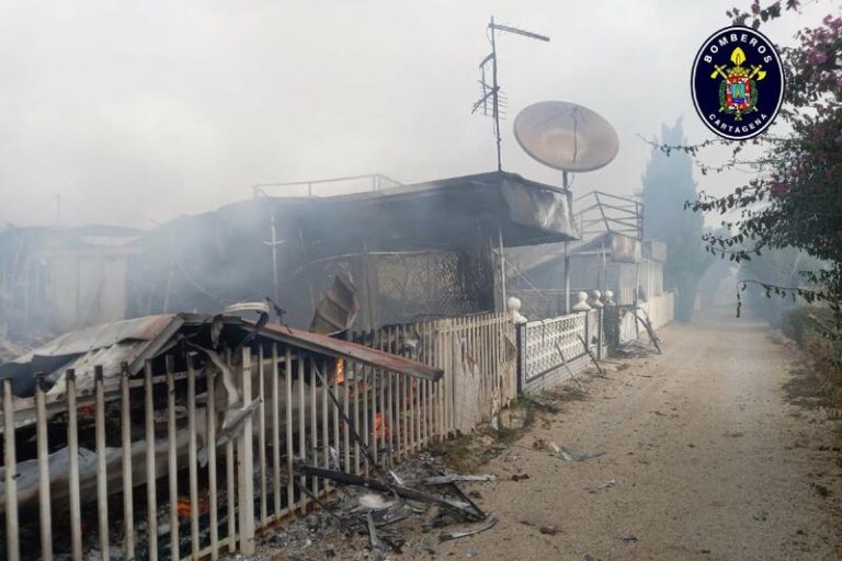 Un incendio en el Camping Villas Caravaning en La Manga afecta a 19 parcelas