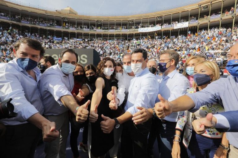 Ayuso declina hablar a su llegada a la plaza de toros de Valencia porque «es el día del presidente del PP»
