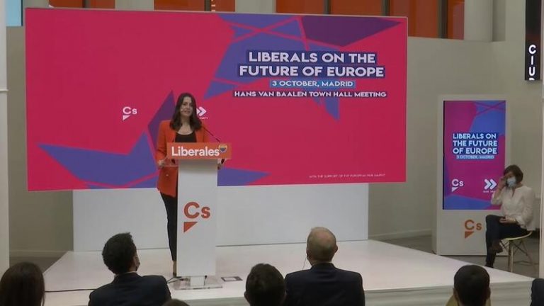 Arrimadas: «Los liberales tenemos que ser el dique de contención del nacionalismo y del populismo»