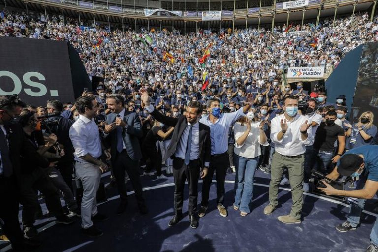 Casado presume de la unidad del PP: «Aquí seguimos, con el partido unido como una piña y fuerte como una roca»