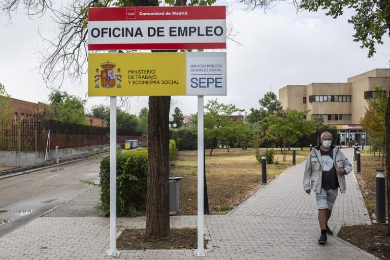 El paro registra su mayor caída mensual en un mes de septiembre