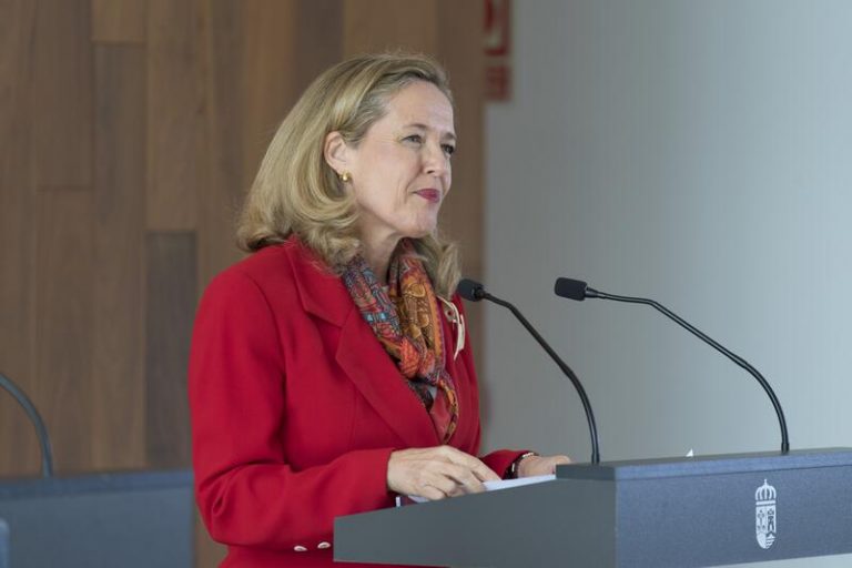 Calviño insiste en esperar a las conclusiones de los expertos para abordar la reforma fiscal
