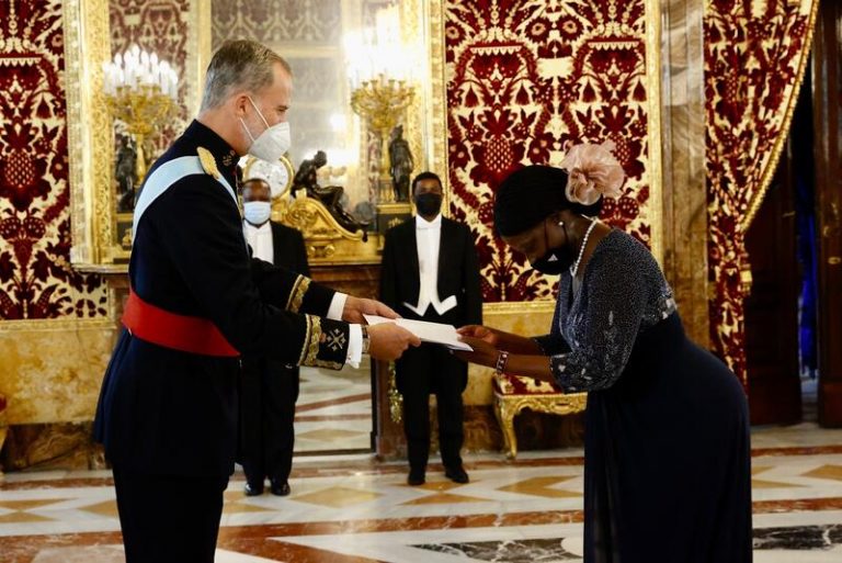 Felipe VI recibe las cartas credenciales de seis nuevos embajadores en España