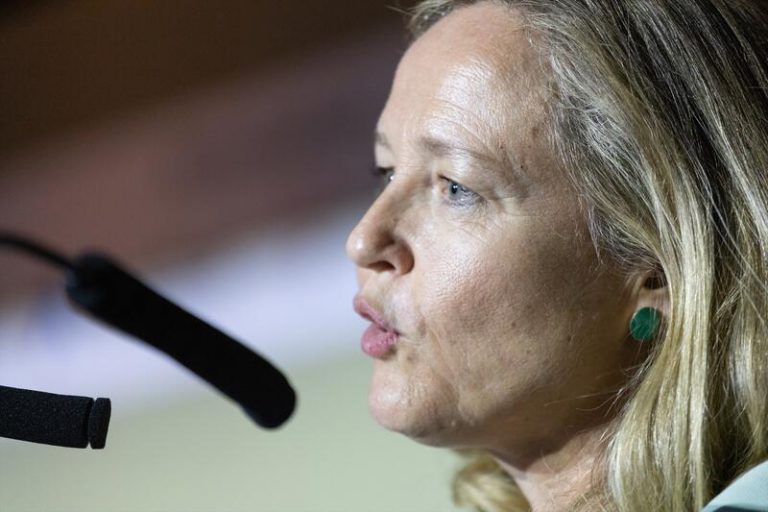 Calviño confía en que Bruselas dé una respuesta «fuerte» a la escalada del precio de la luz