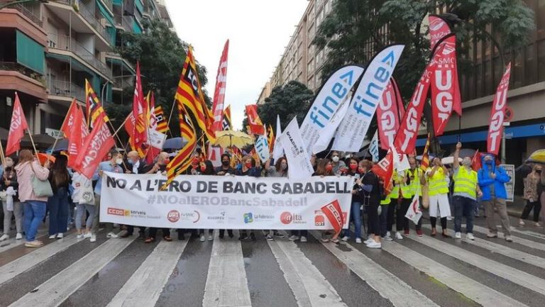 Los trabajadores del Sabadell, llamados a la huelga en protesta contra el ERE