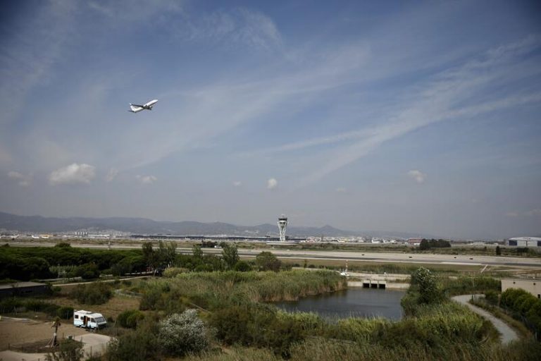 El 64% de los usuarios de transporte aéreo consideran que el cierre de fronteras era «innecesario e ineficaz»