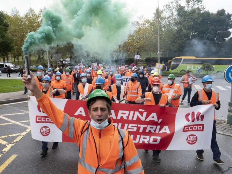 Trabajadores de Vestas marchan por Santiago y claman ante la Xunta por una «solución»