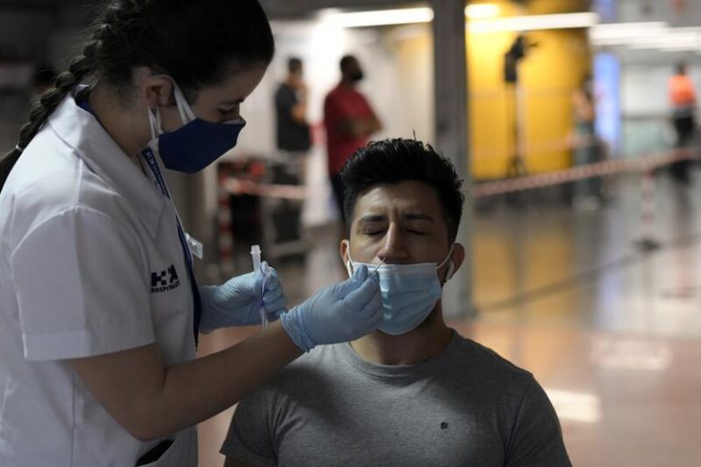 Andalucía sigue bajando la incidencia, suma 13 muertes y 218 contagios