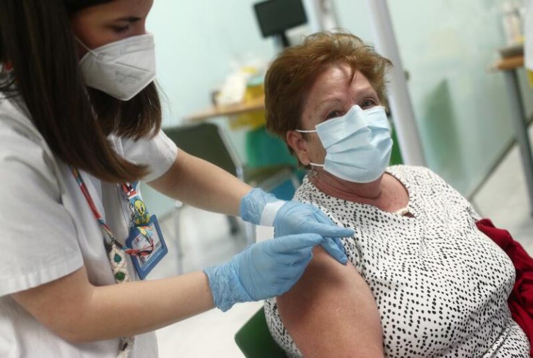 Salud Pública aprueba la tercera dosis en mayores de 65 años