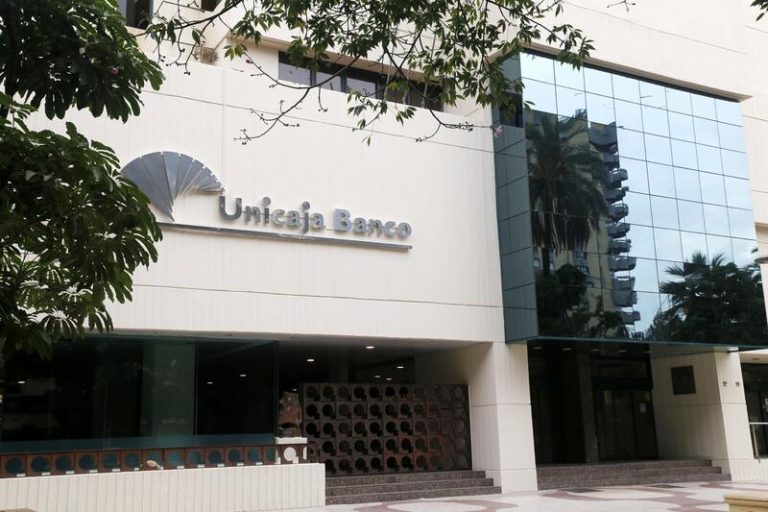 Unicaja Banco plantea el ajuste de más de 1.500 empleos y el cierre de 395 oficinas