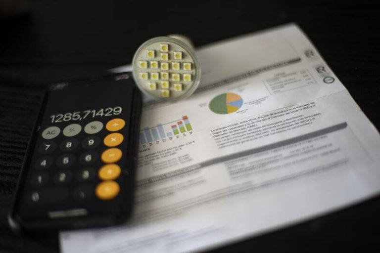 Adicae: Las eléctricas «dificultan» la tramitación del bono social para la factura de la luz