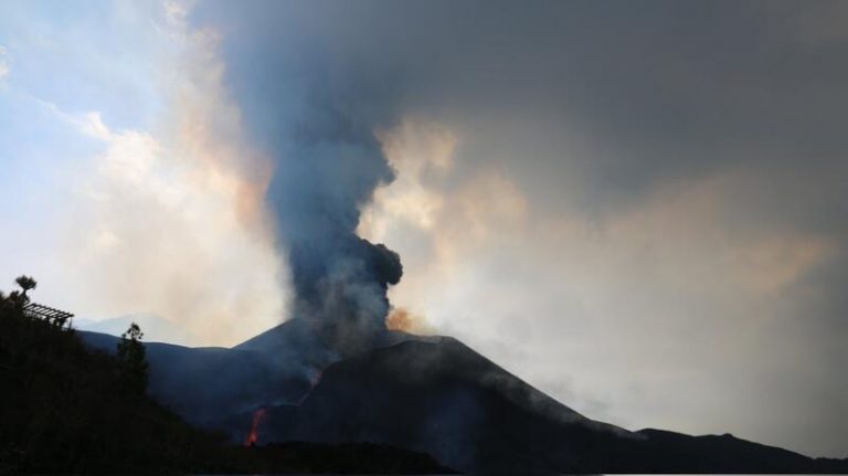 Ordenan la evacuación de más zonas tras el avance de la colada al noroeste