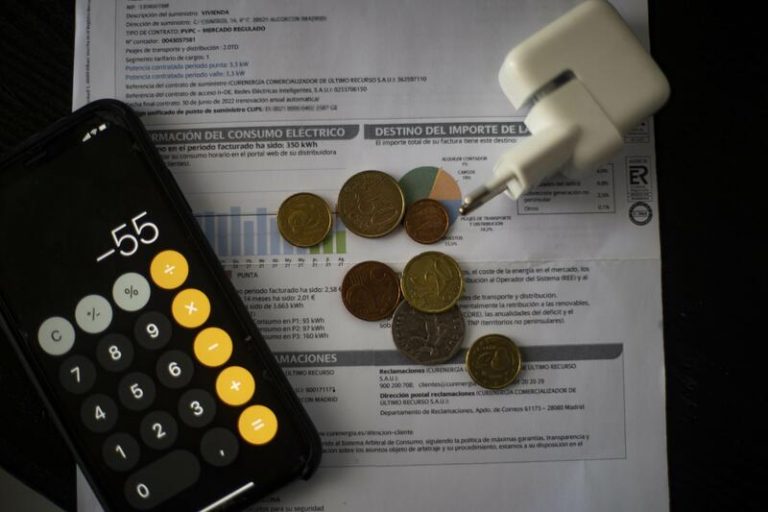 La OCU advierte que el recibo medio de la luz de octubre superará los 100 euros