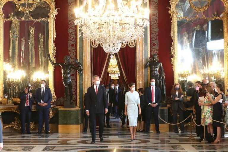Los Reyes ofrecen un almuerzo a los embajadores iberoamericanos en pleno debate por la Conquista