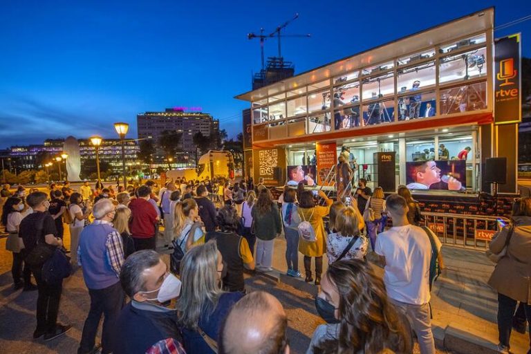 ‘La gran consulta’ ciudadana de RTVE recibe ya más de 55.000 respuestas y su plató móvil inicia el recorrido