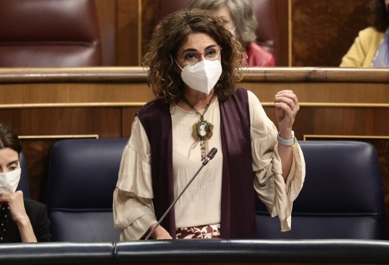 Montero critica el «populismo fiscal» del PP y su defensa de la política del «sálvese quien pueda»