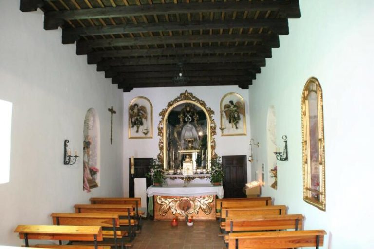 Denuncian al expárroco de Sedella por la desaparición de dinero y joyas de la patrona