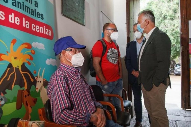 Torres insiste en que el final del volcán «ni está cerca» ni se sabe el «daño» final