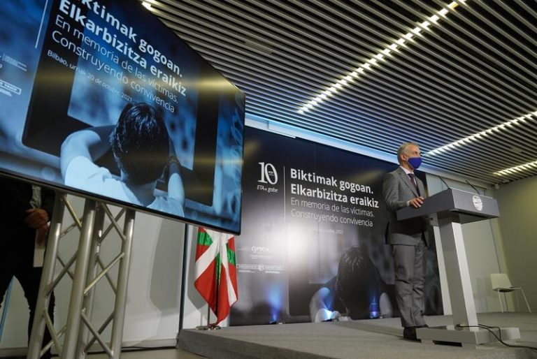 Urkullu reclama a la izquierda abertzale una «valoración crítica» de la violencia