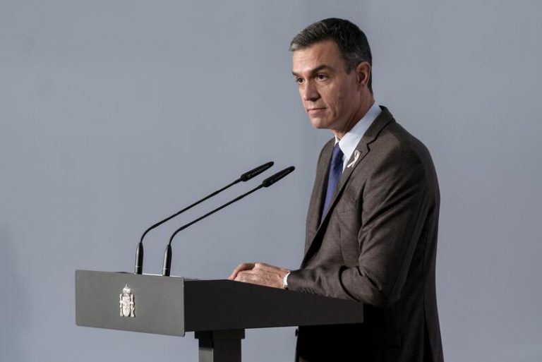 Sánchez, comprometido con acabar con las leyes que «precarizaron contratos y devaluaron salarios»