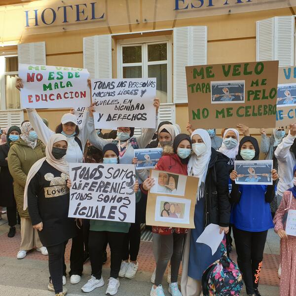 Unas 100 personas protestan a las puertas del Liceo Caracense de Guadalajara