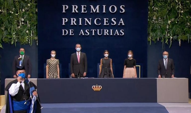 El aplauso a los responsables de la vacuna, protagonista de la gala de la nueva normalidad