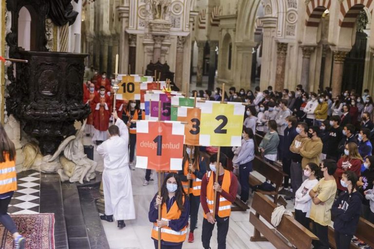 El obispo de Córdoba preside en la Catedral la eucaristía de envío de 600 peregrinos hacia el Santuario de Guadalupe