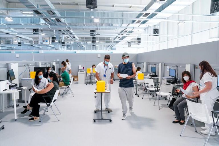 Sanidad notifica 2.261 nuevos casos y la incidencia sigue rozando el riesgo medio